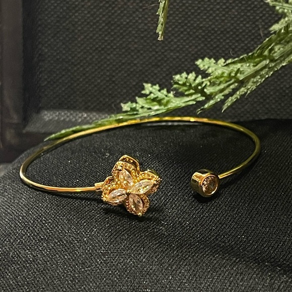 Quincy - Rotate 18K Gold Plated, cubic Zirconia Bracelet. NWT - Picture 3 of 5